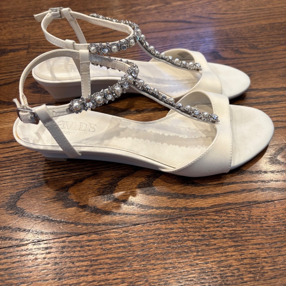 DAVID'S BRIDAL Crystal and Pearl T-Strap Sandals- PAYTON wedding/prom shoes SZ 7 - Picture 5 of 7